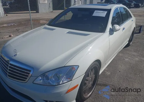 2008 Mercedes-Benz S 550 z USA, uszkodzony, nr VIN WDDNG71XX8A157312